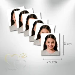 fotografia tamaño infantil de una niña viendo de frente con el rostro alegre