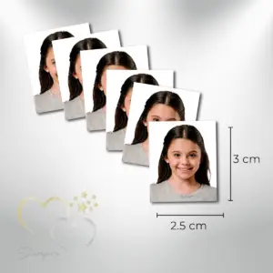 fotografia tamaño infantil de una niña viendo de frente con el rostro alegre